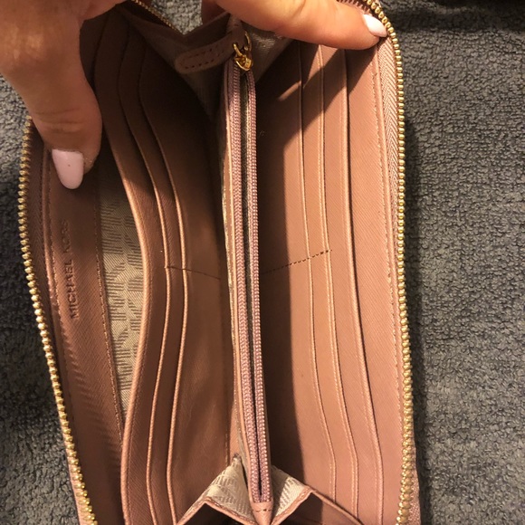 Mauve color authentic Michael Kors bag and wallet - Picture 6 of 6